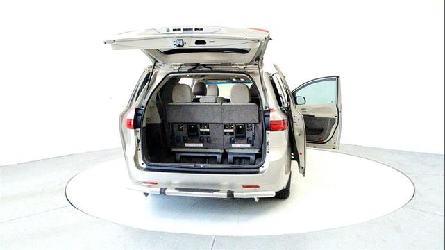 Photo of 2015 Creme Brulee Mica Toyota Sienna