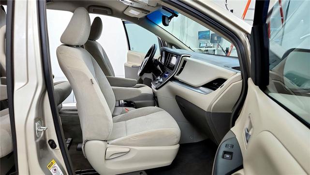 Photo of 2015 Creme Brulee Mica Toyota Sienna