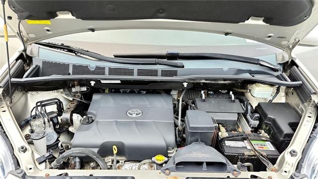 Photo of 2015 Creme Brulee Mica Toyota Sienna