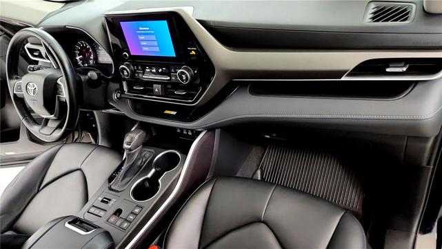 Photo of 2023 Midnight Black Metallic Toyota Highlander