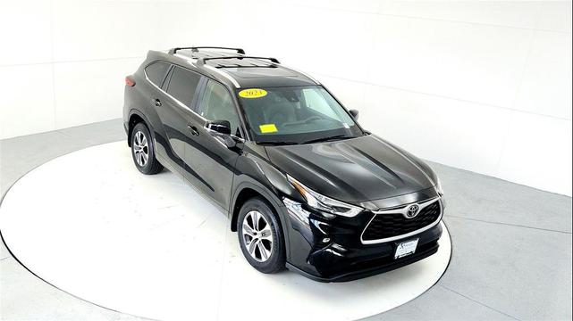 Photo of 2023 Midnight Black Metallic Toyota Highlander