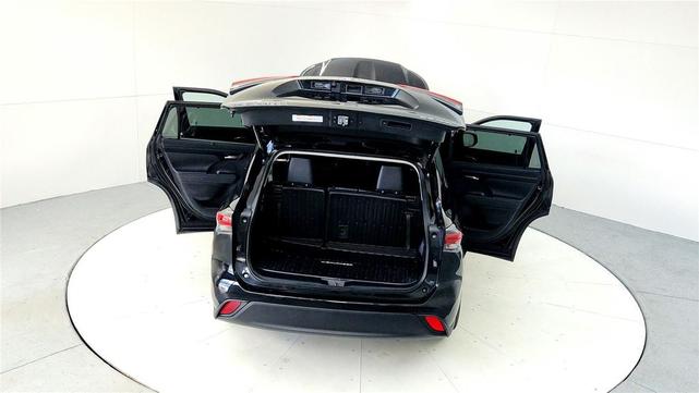 Photo of 2023 Midnight Black Metallic Toyota Highlander