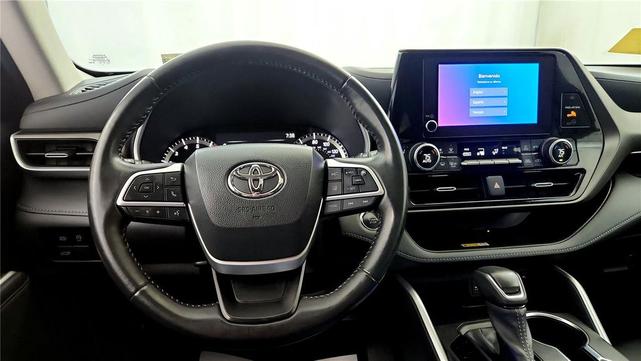 Photo of 2023 Midnight Black Metallic Toyota Highlander