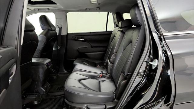 Photo of 2023 Midnight Black Metallic Toyota Highlander