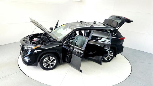 Photo of 2023 Midnight Black Metallic Toyota Highlander