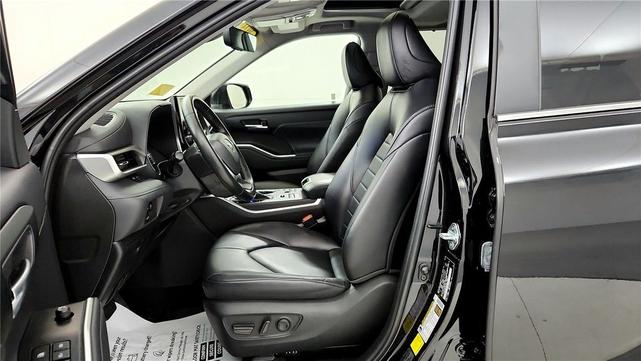 Photo of 2023 Midnight Black Metallic Toyota Highlander