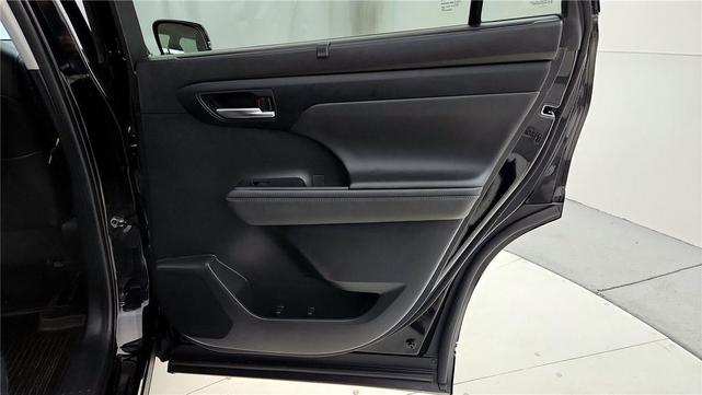 Photo of 2023 Midnight Black Metallic Toyota Highlander