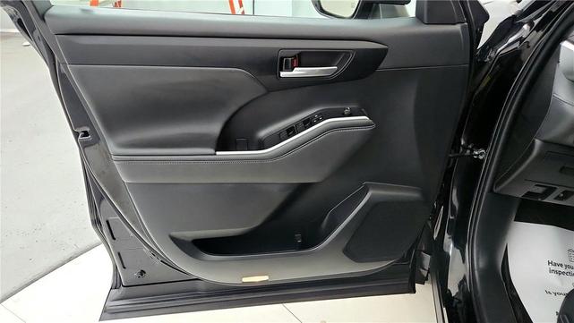 Photo of 2023 Midnight Black Metallic Toyota Highlander