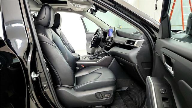Photo of 2023 Midnight Black Metallic Toyota Highlander