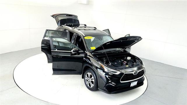 Photo of 2023 Midnight Black Metallic Toyota Highlander