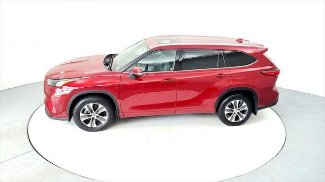 Photo of 2022 Ruby Flare Pearl Toyota Highlander