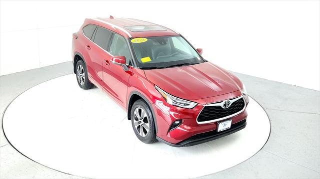 Photo of 2022 Ruby Flare Pearl Toyota Highlander