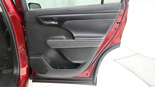 Photo of 2022 Ruby Flare Pearl Toyota Highlander