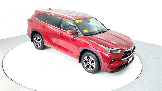 Photo of 2022 Ruby Flare Pearl Toyota Highlander
