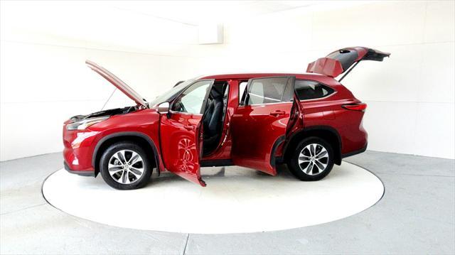 Photo of 2022 Ruby Flare Pearl Toyota Highlander