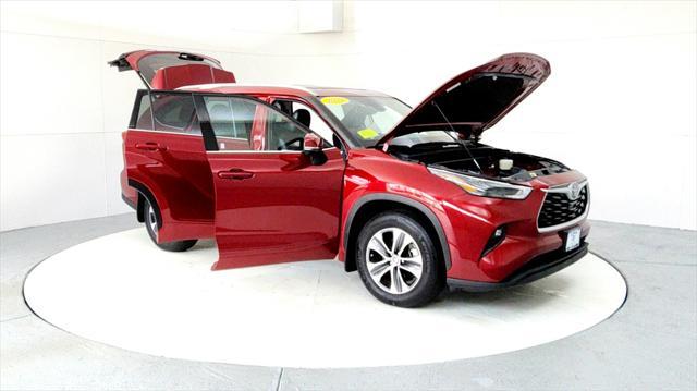 Photo of 2022 Ruby Flare Pearl Toyota Highlander