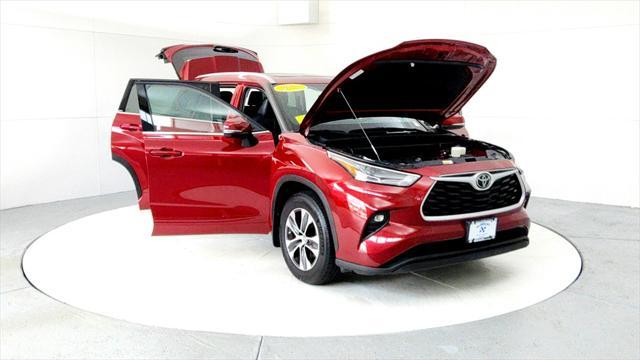 Photo of 2022 Ruby Flare Pearl Toyota Highlander