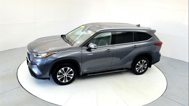 Photo of 2020 Magnetic Gray Metallic Toyota Highlander Hybrid