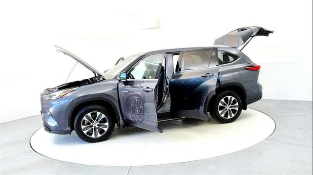 Photo of 2020 Magnetic Gray Metallic Toyota Highlander Hybrid