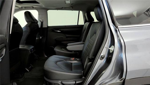 Photo of 2020 Magnetic Gray Metallic Toyota Highlander Hybrid