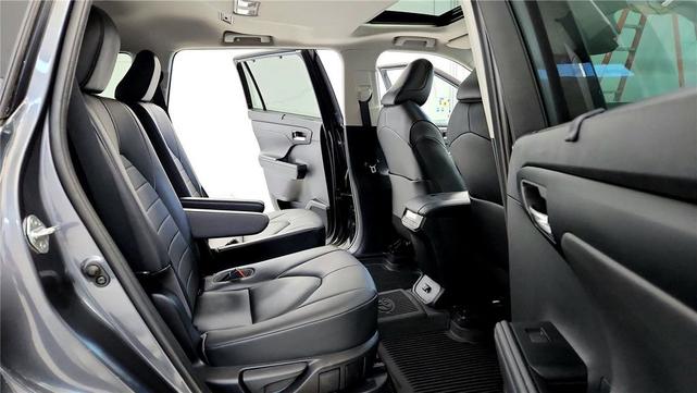 Photo of 2020 Magnetic Gray Metallic Toyota Highlander Hybrid