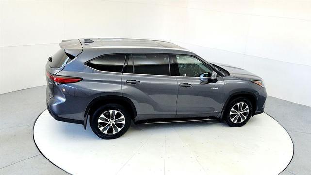 Photo of 2020 Magnetic Gray Metallic Toyota Highlander Hybrid