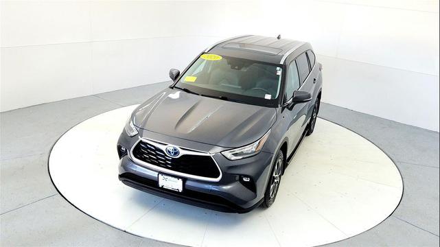 Photo of 2020 Magnetic Gray Metallic Toyota Highlander Hybrid