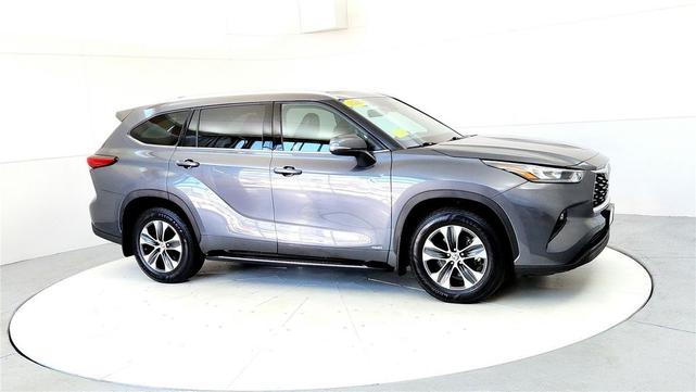 Photo of 2020 Magnetic Gray Metallic Toyota Highlander Hybrid