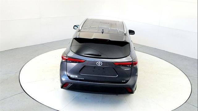 Photo of 2020 Magnetic Gray Metallic Toyota Highlander Hybrid