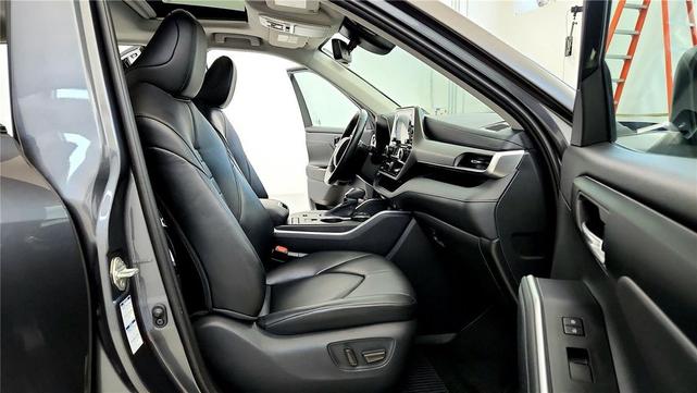 Photo of 2020 Magnetic Gray Metallic Toyota Highlander Hybrid