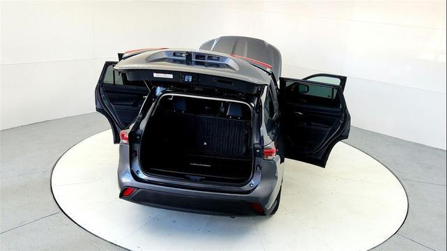 Photo of 2020 Magnetic Gray Metallic Toyota Highlander Hybrid