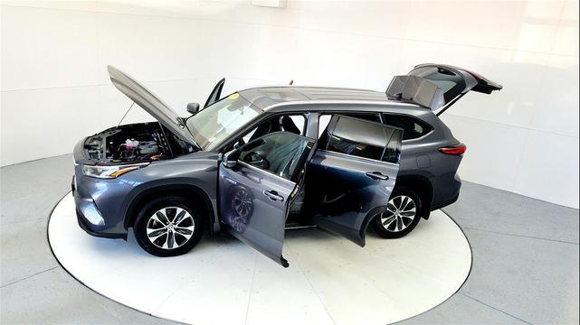 Photo of 2020 Magnetic Gray Metallic Toyota Highlander Hybrid