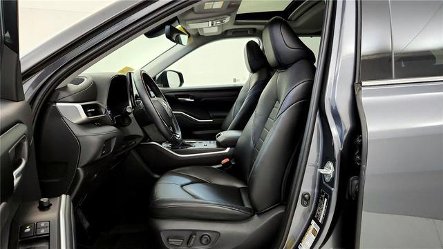 Photo of 2020 Magnetic Gray Metallic Toyota Highlander Hybrid