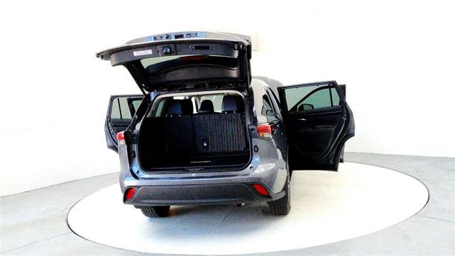 Photo of 2020 Magnetic Gray Metallic Toyota Highlander Hybrid