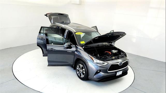 Photo of 2020 Magnetic Gray Metallic Toyota Highlander Hybrid
