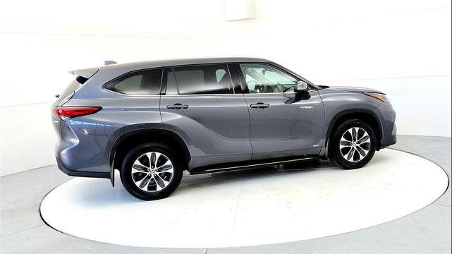 Photo of 2020 Magnetic Gray Metallic Toyota Highlander Hybrid