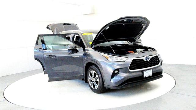 Photo of 2020 Magnetic Gray Metallic Toyota Highlander Hybrid