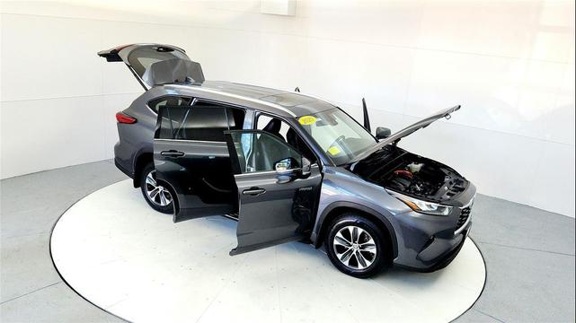 Photo of 2020 Magnetic Gray Metallic Toyota Highlander Hybrid