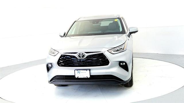 Photo of 2025 Celestial Silver Metallic Toyota Highlander Hybrid