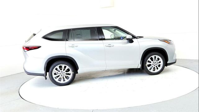 Photo of 2025 Celestial Silver Metallic Toyota Highlander Hybrid