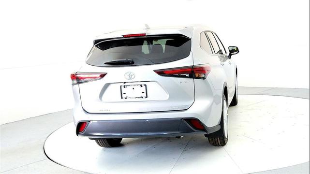 Photo of 2025 Celestial Silver Metallic Toyota Highlander Hybrid