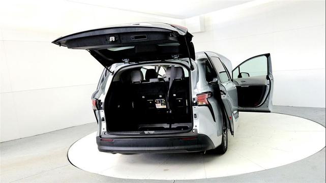 Photo of 2022 Celestial Silver Metallic Toyota Sienna