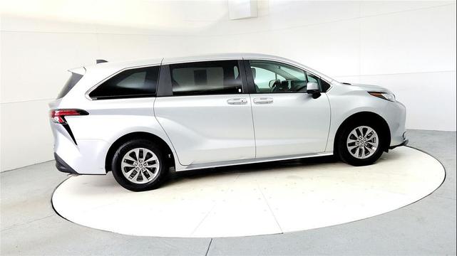Photo of 2022 Celestial Silver Metallic Toyota Sienna