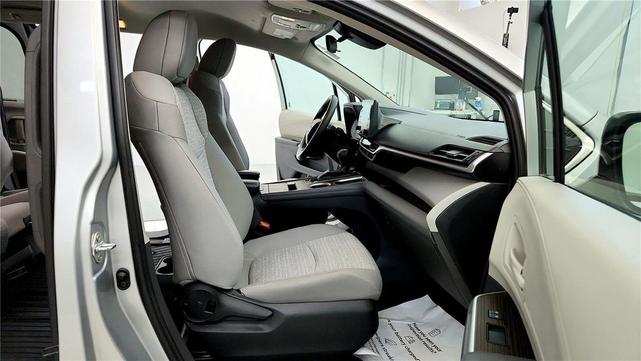 Photo of 2022 Celestial Silver Metallic Toyota Sienna