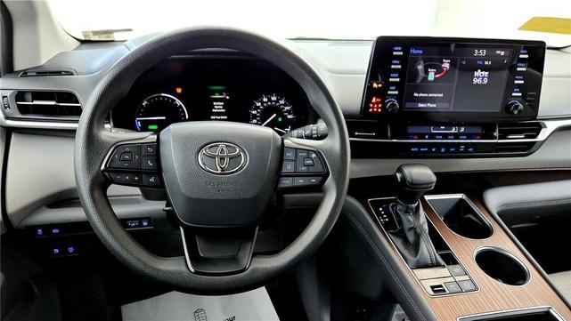 Photo of 2022 Celestial Silver Metallic Toyota Sienna