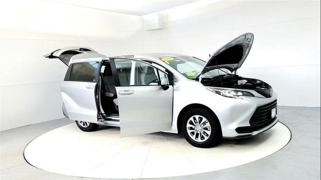 Photo of 2022 Celestial Silver Metallic Toyota Sienna