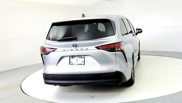 Photo of 2022 Celestial Silver Metallic Toyota Sienna