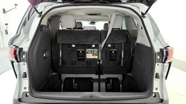 Photo of 2022 Celestial Silver Metallic Toyota Sienna
