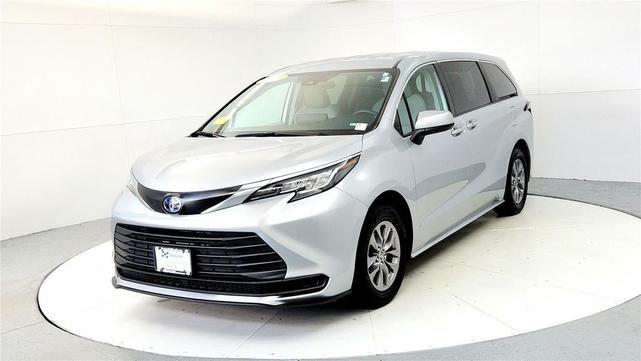 Photo of 2022 Celestial Silver Metallic Toyota Sienna