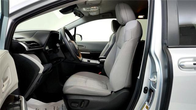 Photo of 2022 Celestial Silver Metallic Toyota Sienna